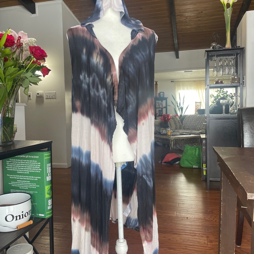 Soft tie-dyed sleeveless hooded waterfall waistcoat
